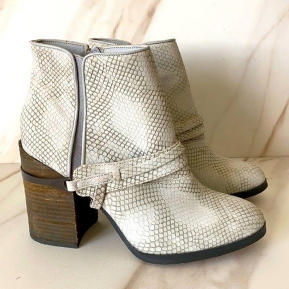 Crown Vintage Faux Snake Print Ankle Booties 9.5